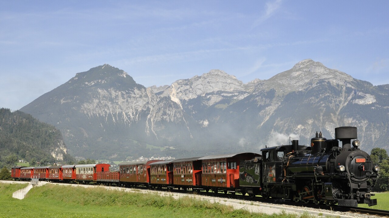 Úzkokolejná dráha v údolí alpských hor